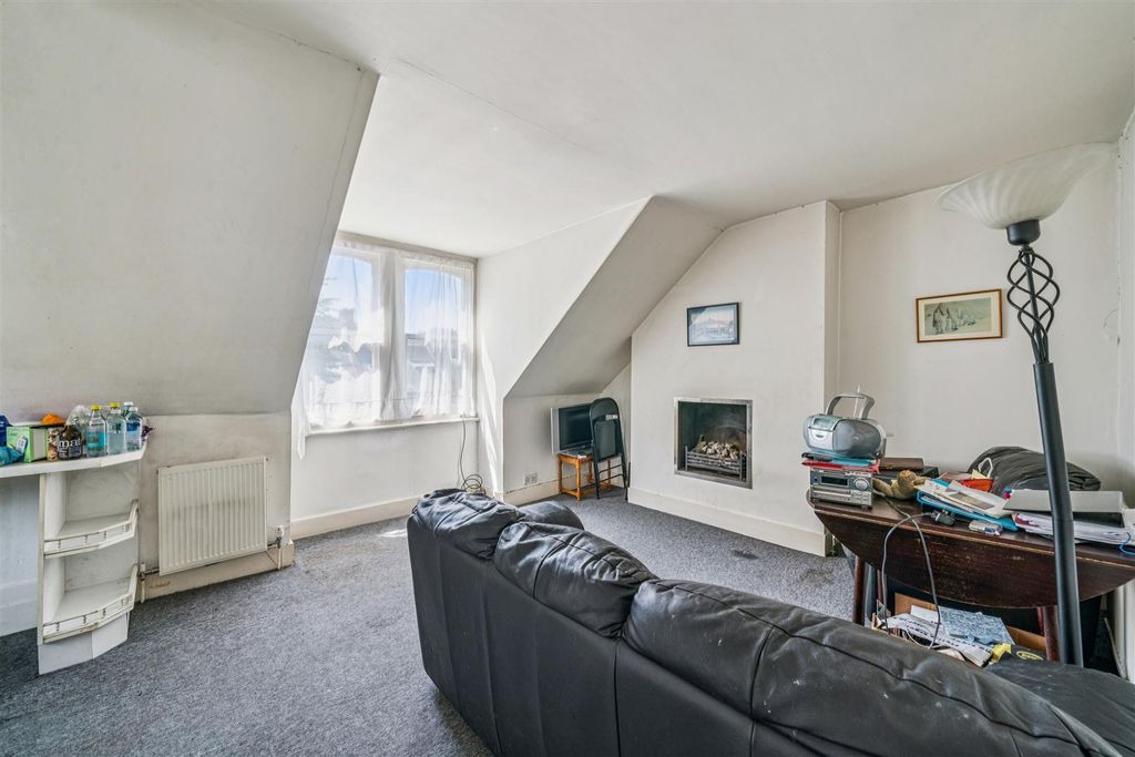 Property photo 2 of 10 For Sale - Silver Crescent, W4