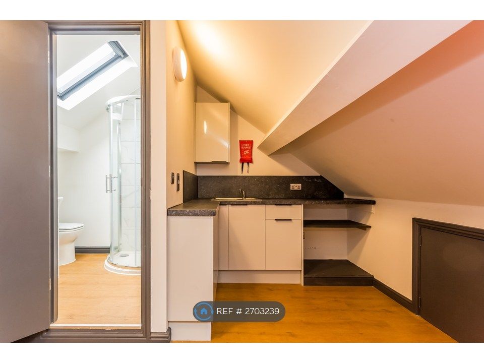 Property photo 3 of 4 Room 6