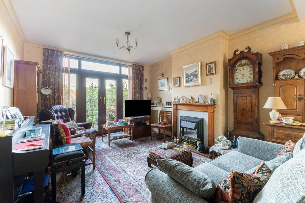 Property photo 3 of 19 101026_25-Ayleswade-Road-6.Jpg