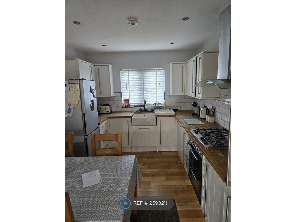 Property photo 3 of 25 Kitchen