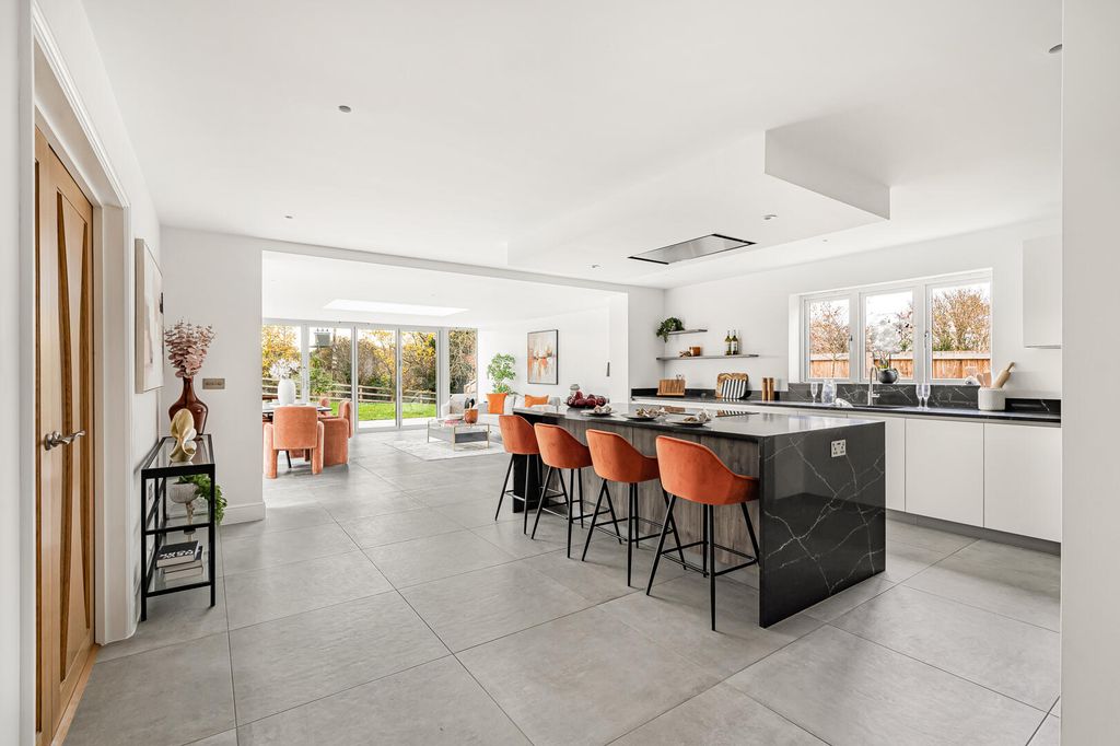 Property photo 2 of 27