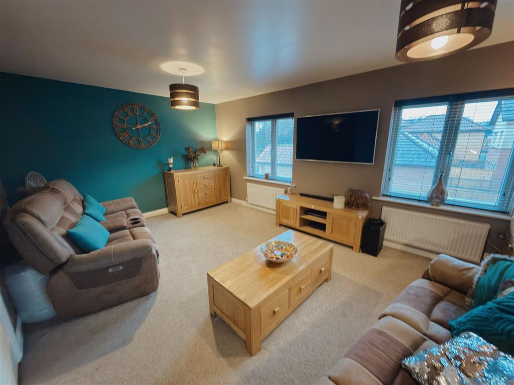 Property photo 2 of 16 Lounge