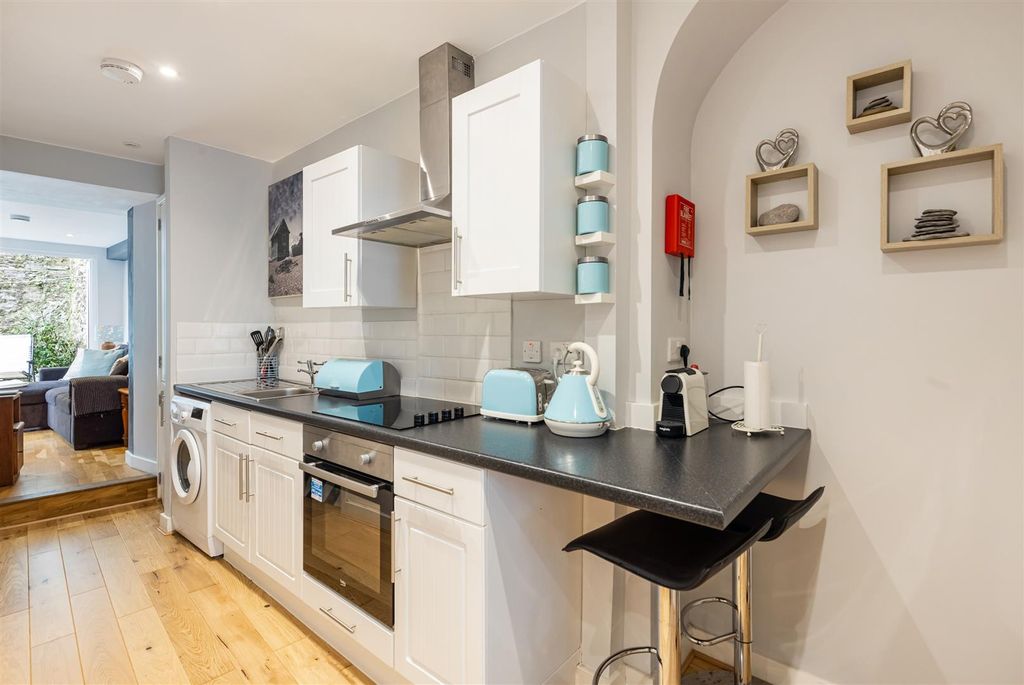 Property photo 3 of 11 A05 - 16B Clarence Street Dartmouth - 241203.Jpg