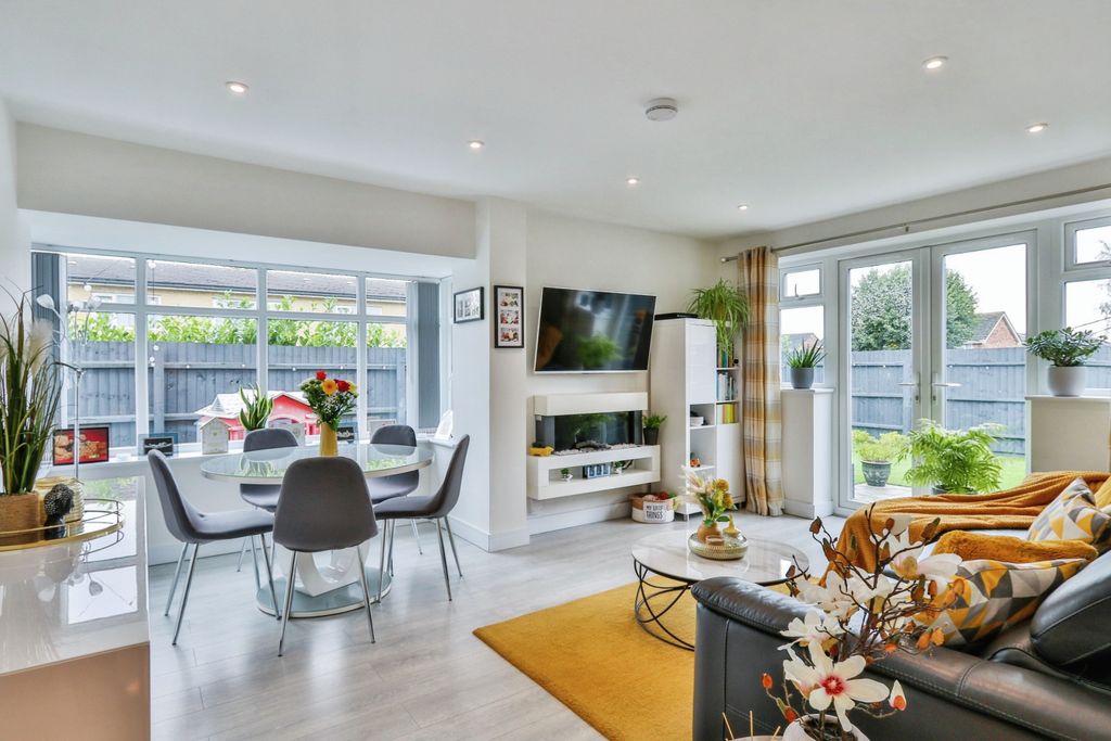 Property photo 2 of 18 Lounge/Diner