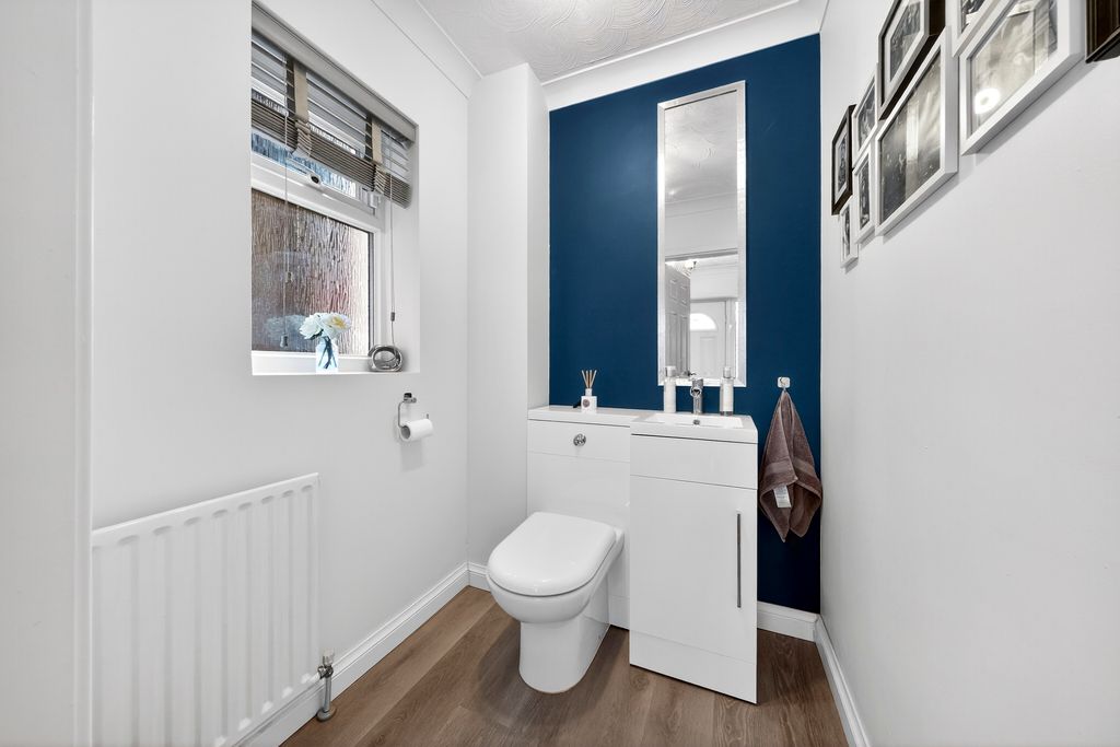 Property photo 3 of 30 Downstairs Cloakroom