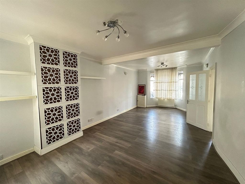 Property photo 3 of 11 17 Chiswick Road (5).Jpeg
