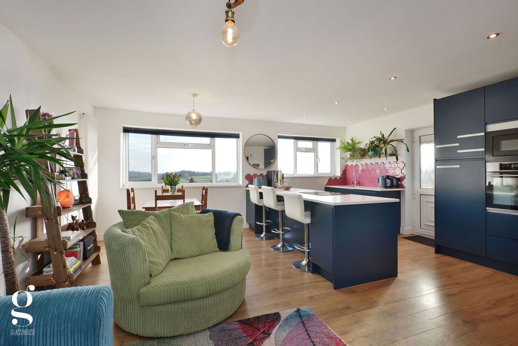 Property photo 3 of 36