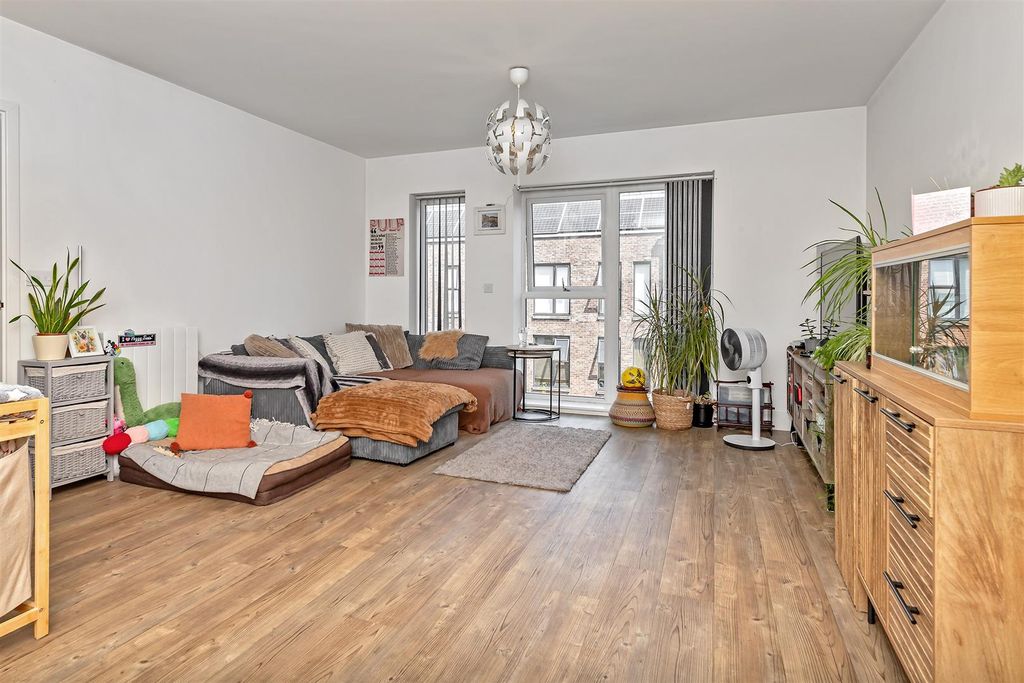 Property photo 2 of 15 46Hansellgardens-19.Jpg