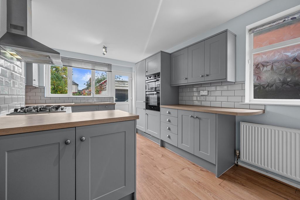 Property photo 2 of 25