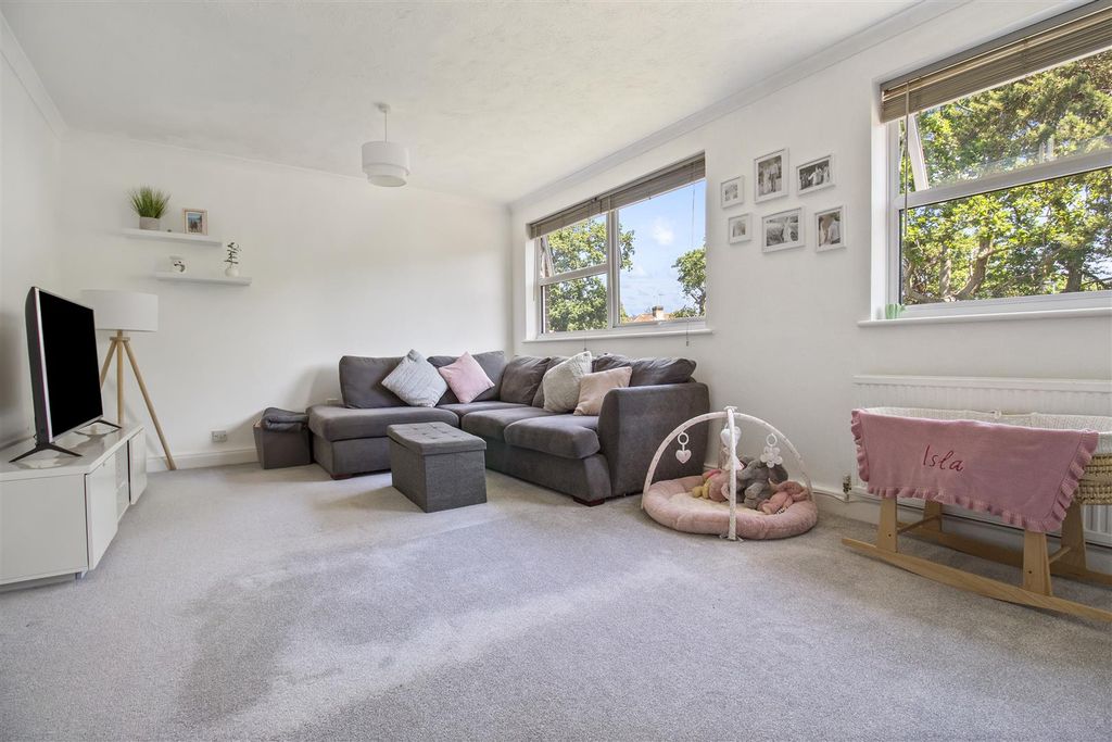 Property photo 2 of 13 16 Eaton Court-003.Jpg