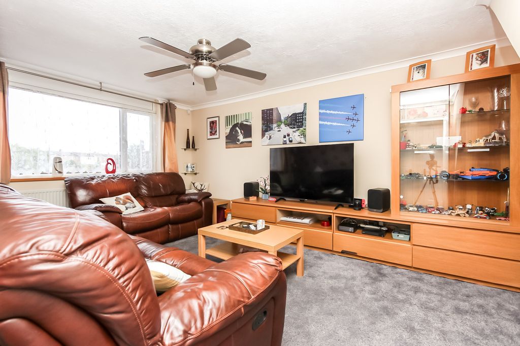 Property photo 2 of 13 Lounge