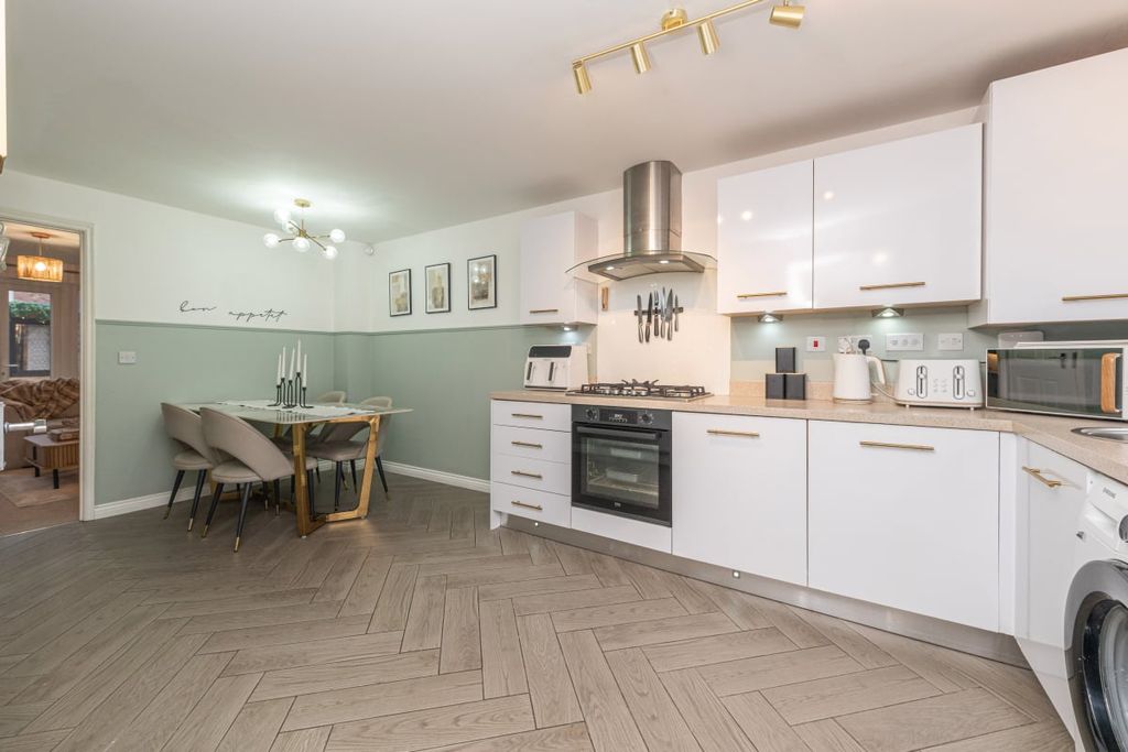 Property photo 3 of 32