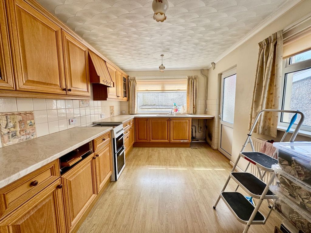 Property photo 3 of 28