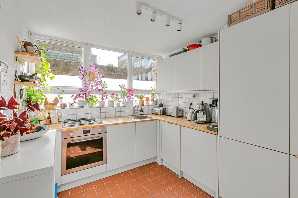 Property photo 3 of 17 Kitchen