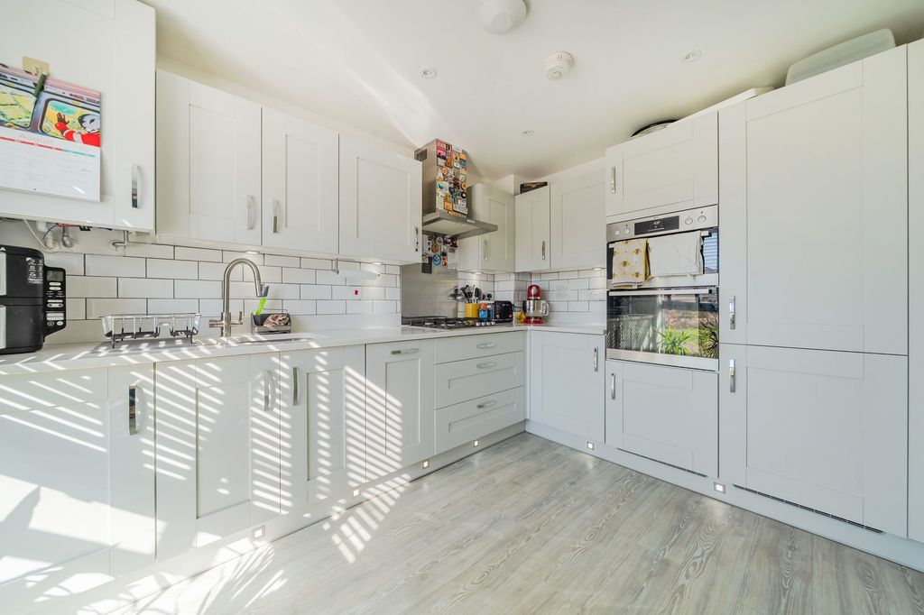 Property photo 2 of 17 Kitchen