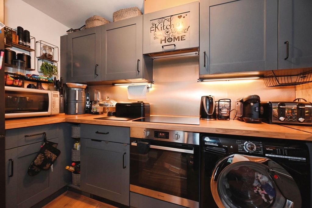 Property photo 3 of 20 Kitchen