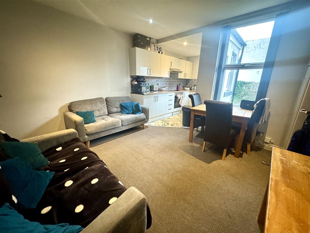 Property photo 3 of 10 Tempimageoiptvi.Jpg