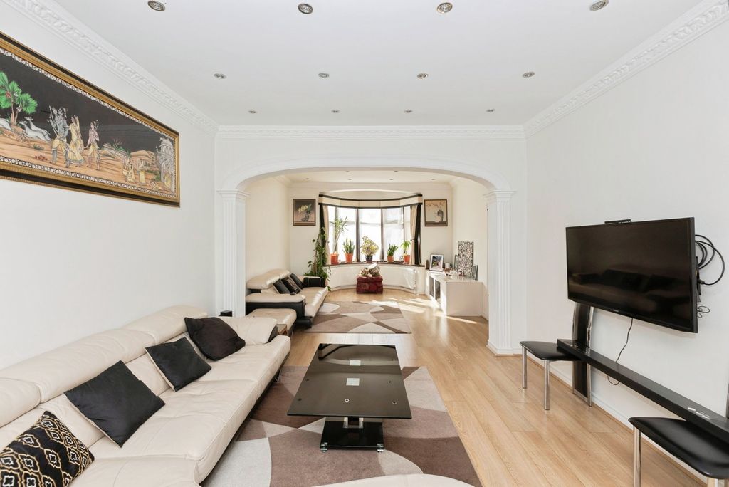 Property photo 3 of 32 Pbox-Img.Jpg
