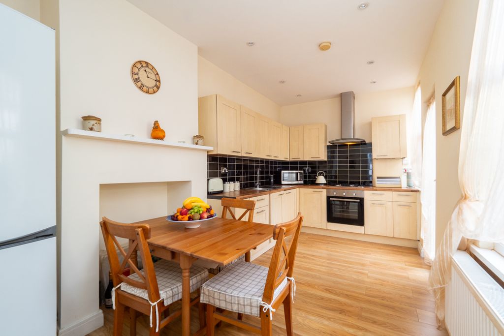 Property photo 3 of 25 Kitchen/Breakfast