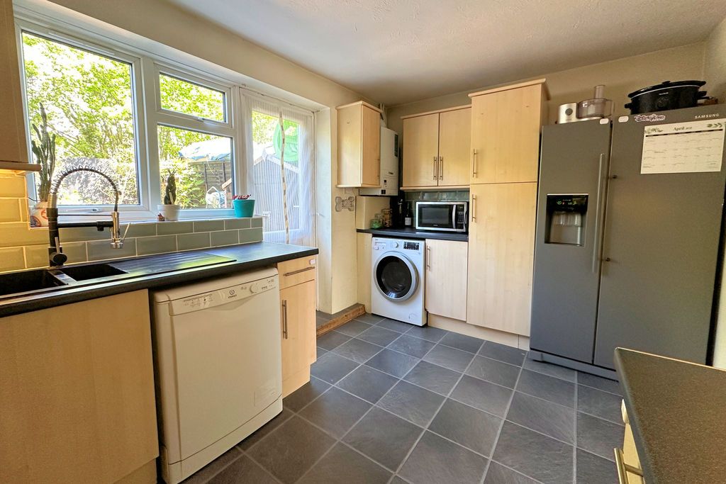 Property photo 3 of 12 Kitchen