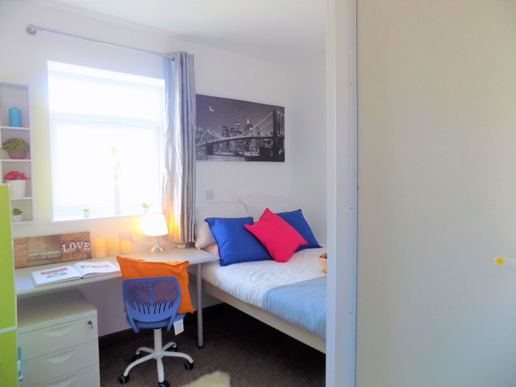 Property photo 1 of 10 Bright, Neatly Furnished Single Bedroom With A Com...