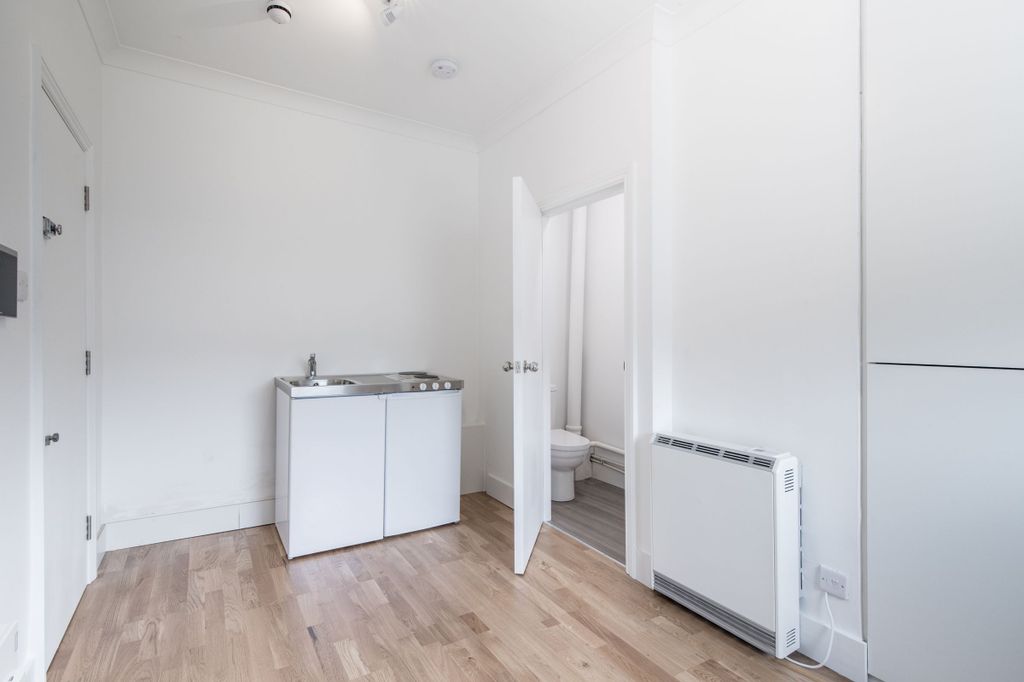 Property photo 1 of 18 Living_Room