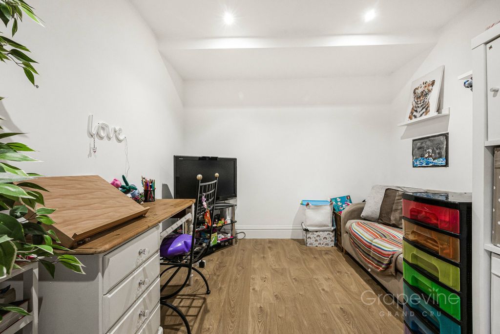 Additional image 7 of 4 bed semi-detached house for saleDavis Street, Hurst RG10