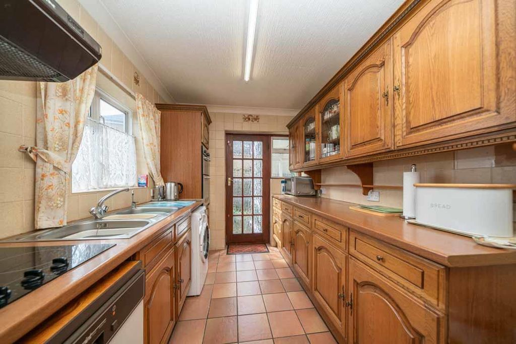 Property photo 3 of 23 Kitchen