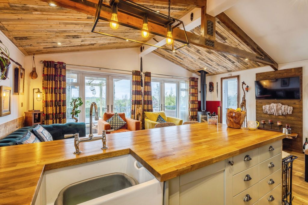 Property photo 2 of 18 Kitchen/Dining Room