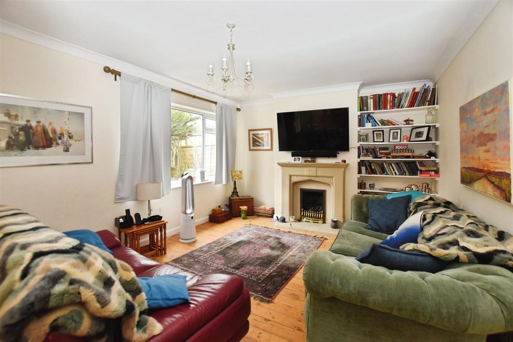 Property photo 2 of 16 Lounge / Diner