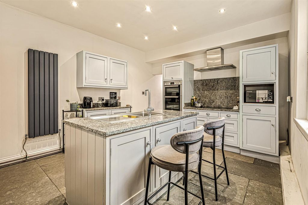 Property photo 3 of 21 Dining Kitchen