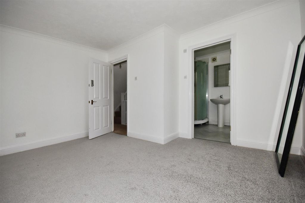 Property photo 1 of 7 Bedroom