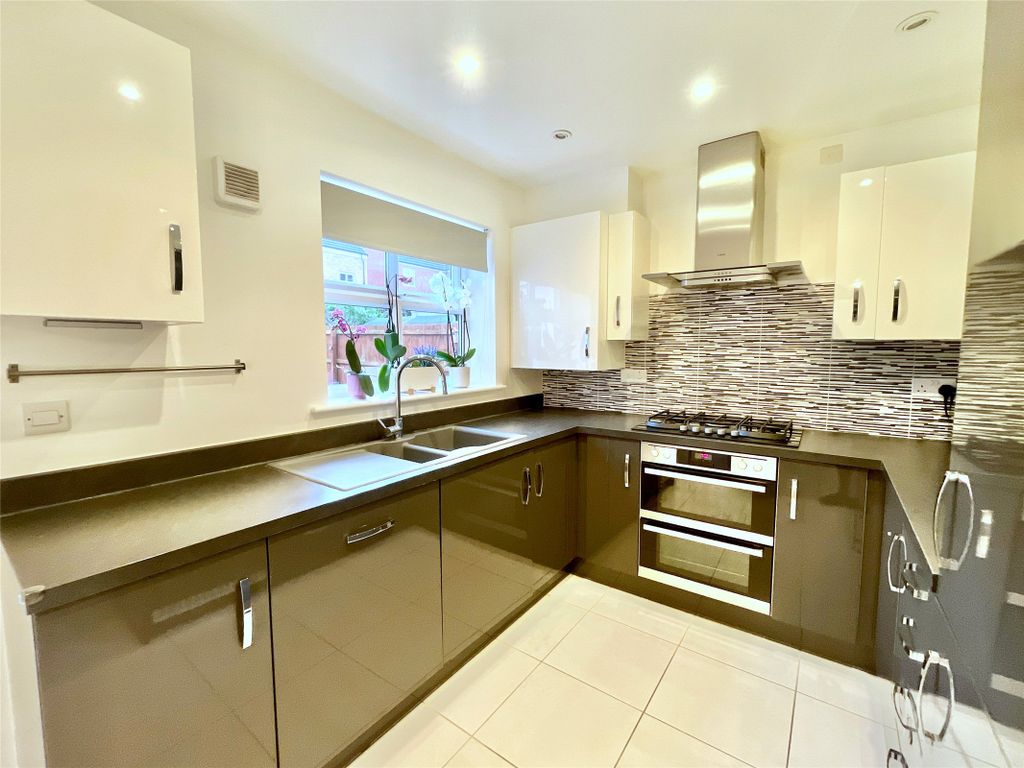 Property photo 3 of 29 Dining Kitchen