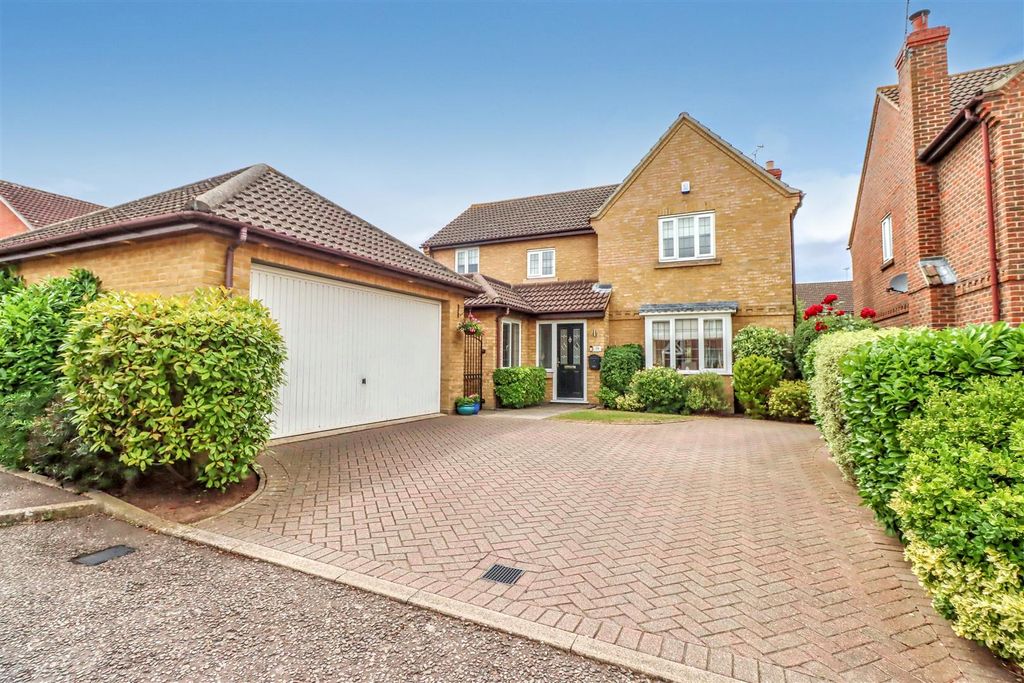 Property photo 1 of 28 18 Friern Walk (1).Jpg