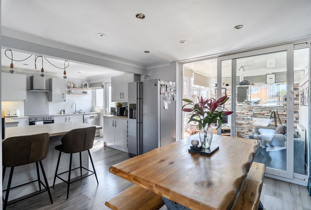 Property photo 1 of 23 1456877-12-6A158d...