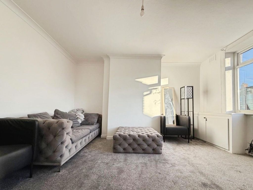 Property photo 3 of 16 E9F16843-D-4F55-B02C-3B33Dda73761-5408-000001Ca244