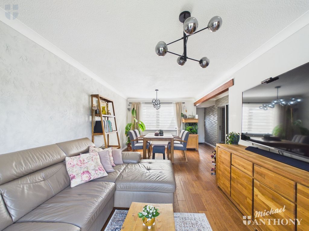 Property photo 3 of 16 Cam03218G0-Pr1056-Still023