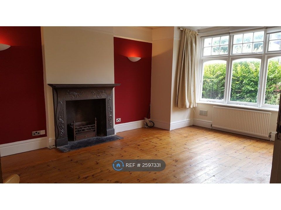Property photo 1 of 10 Large Living Room