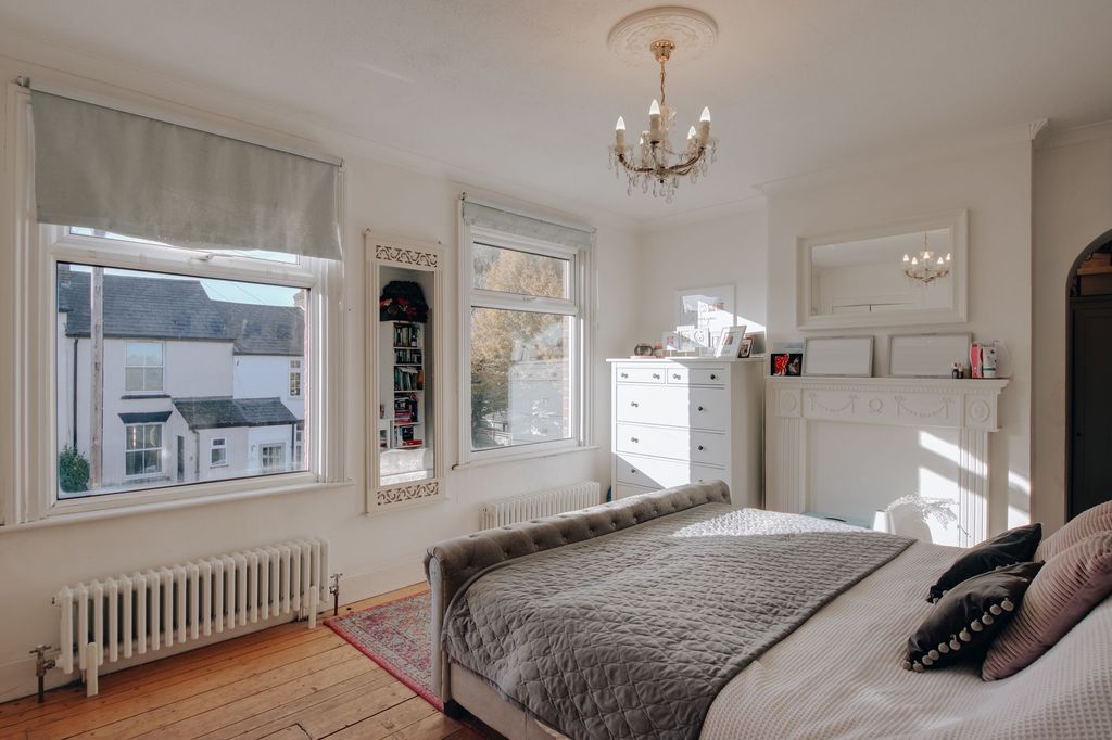 Property photo 3 of 10 Main Bedroom