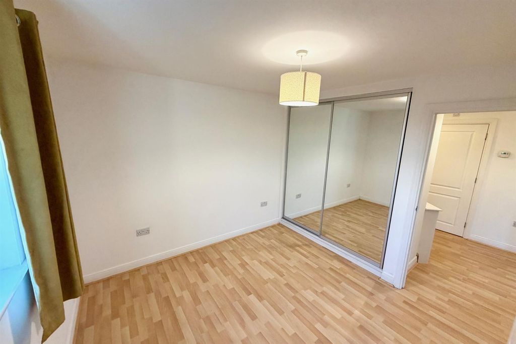 Property photo 3 of 8 Bedroom....Jpeg