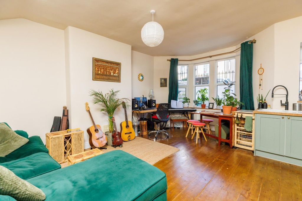Property photo 1 of 18 Gf 42 Seymour Road--14.Jpg