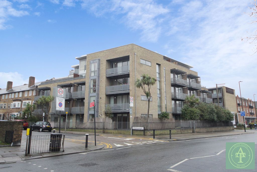 Property photo 1 of 11 2 Bed Flat For Sale Space Apartments, London N22