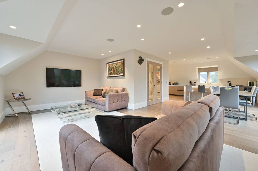 Property photo 3 of 36