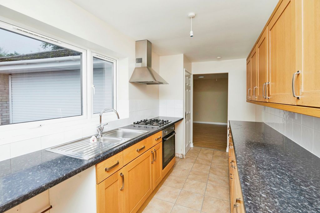 Property photo 3 of 18 Kitchen