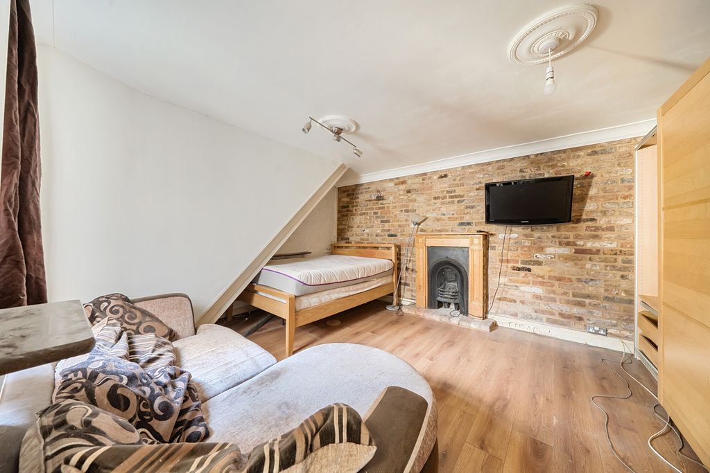 Property photo 2 of 7 1