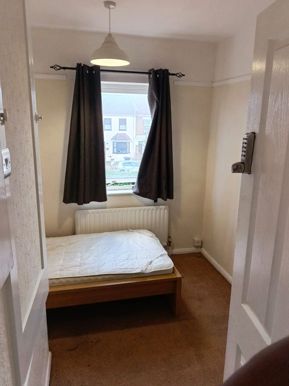 Property photo 1 of 8 Single Room In A Shared House