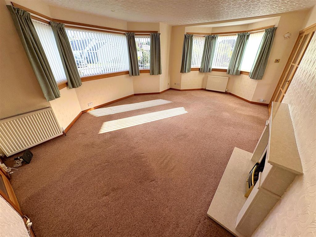 Property photo 3 of 19 Lounge