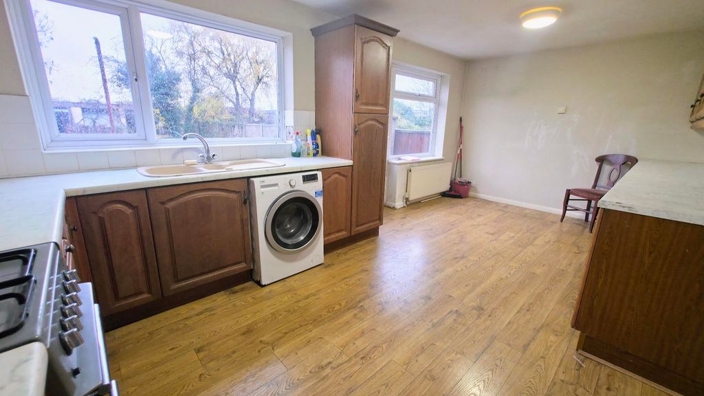 Property photo 3 of 19 Kitchen