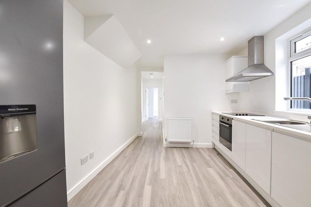 Property photo 3 of 8 Kitchen