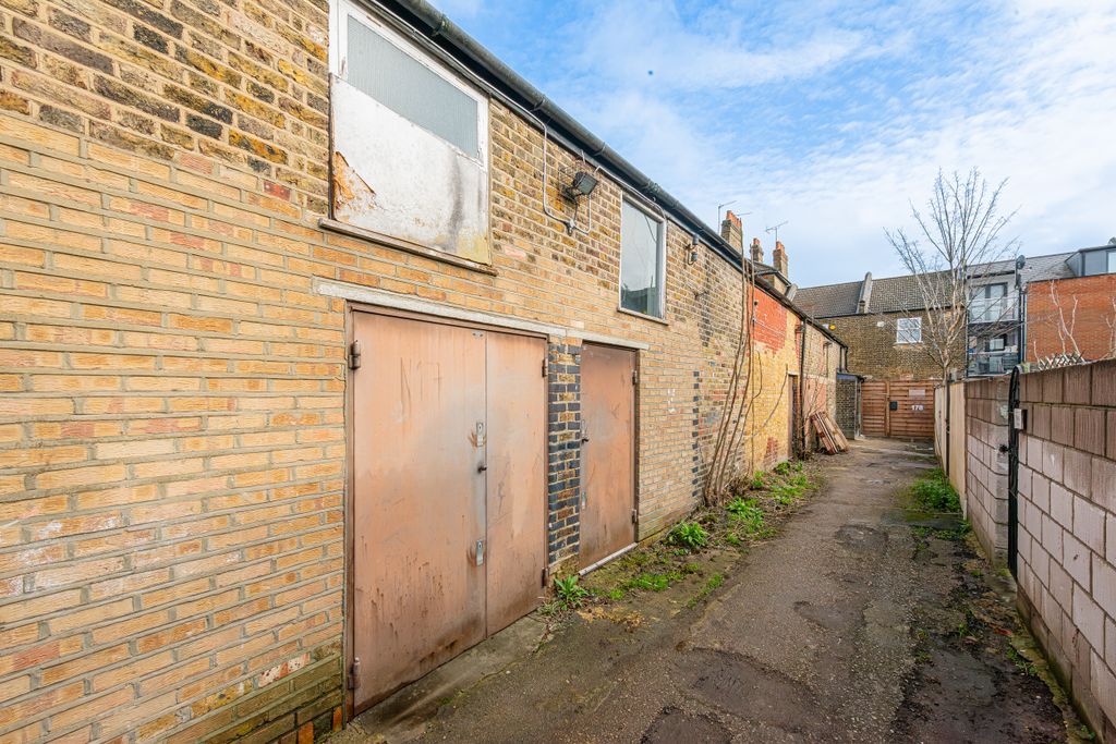 Property photo 2 of 16 Georges Place 2-5-004